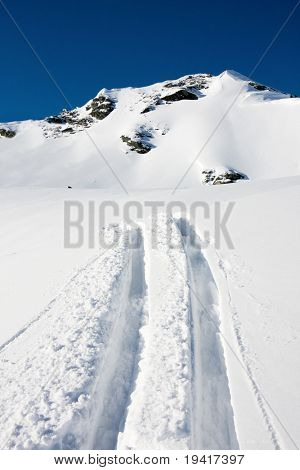 Skistier på en mountain ouside skråning, off-piste