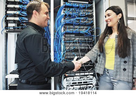 それは問題を解決するネットワーク サーバー室にエンジニア リング、ヘルプとサポートを与える