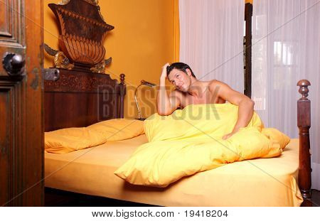 Mężczyźni w zabytkowym bed Zobacz doorside