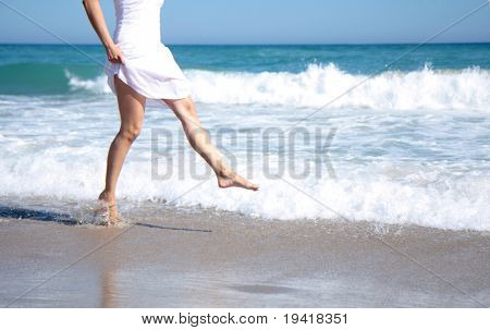Kobiece nogi spaceru na plaży w Oceanie