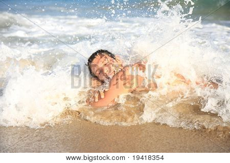 Człowiek prowokacja fale i woda spada na plaży