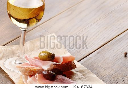 Open Jamon Sandwiches With White Wine