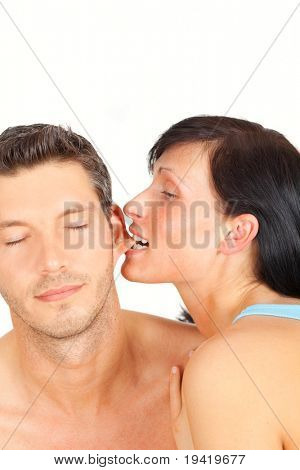 Kavkazský pár milující eachother, zatímco žena je kousání do ucha svého přítele