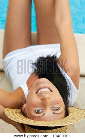Mulher de Waterpool sentado com os pés na água grande sorrindo
