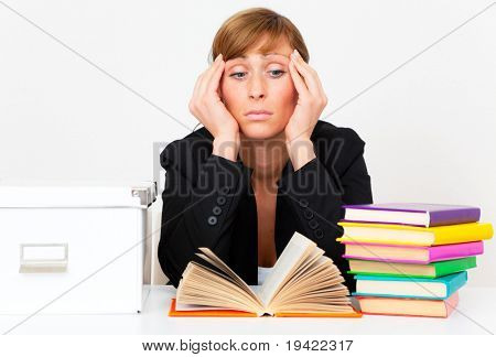 疲れてブランドンジェイコブス実業家はたくさんの本を勉強しながらの机の上