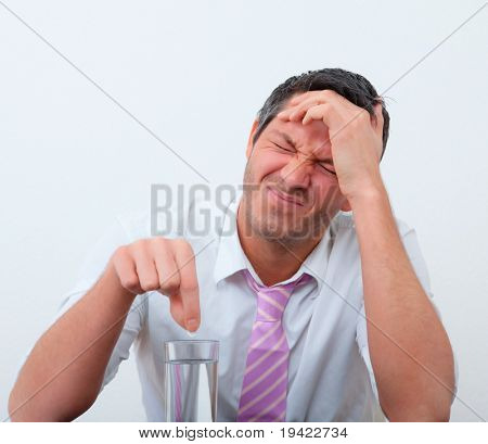 krank Businessman sitting auf Schreibtisch im Büro