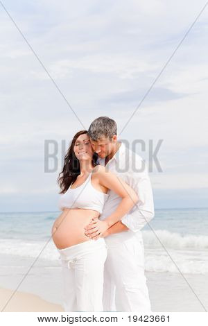 Junge Mitte adulted glücklich liebe paar männlichen und weiblichen stehen am blauen Meerstrand auf Sommerzeit in v