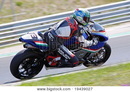 HUNGARORING, Ungheria - 19 giugno: Un pilota non identificato negozia un angolo durante l'evento ROSBK a Hung