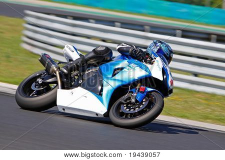 HUNGARORING, Ungheria - 19 giugno: Un pilota non identificato negozia un angolo durante l'evento ROSBK a Hung