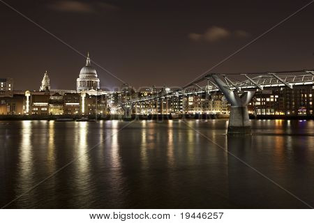 St. Paul's Cathidral mit Milenium Brücke im Vordergrund