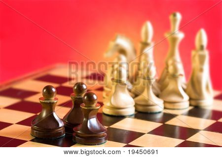 Stücke vor dem Schach zu verpfänden