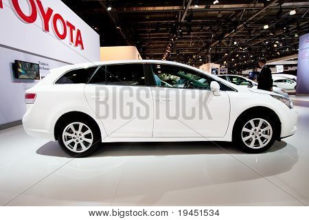 มอสโก รัสเซีย - 25 สิงหาคม: รถสีขาว Tayota Avensis ที่มอสโกนิทรรศการนานา Interauto O