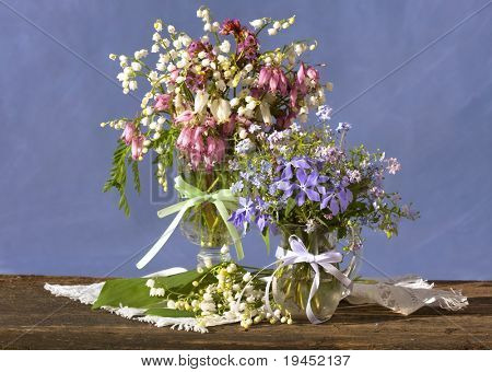 med liljer og og foråret hvid og pink blomster Dicentra