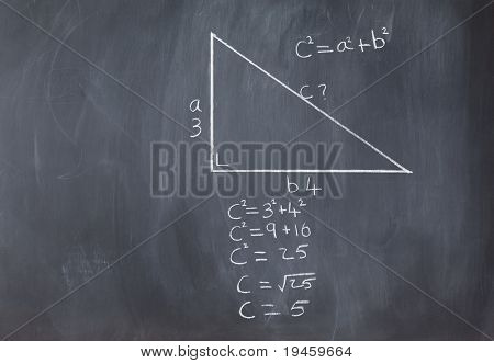 Rechtwinkliges Dreieck mit Pythagoras-Formel und Berechnungen auf einer Tafel