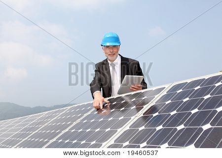 检查光伏安装的商人