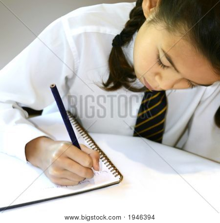 她做家庭作业的年轻女学生