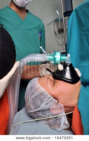 Un team medico applicando anestesia - una serie di chirurgia relative immagini.