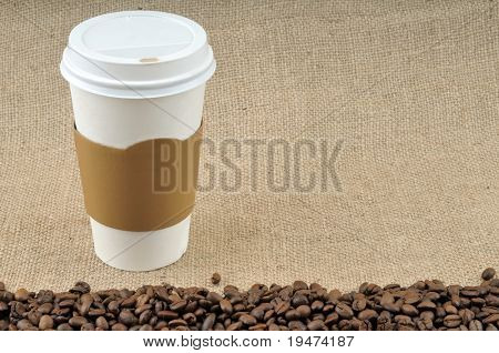 Papir kaffekop med sikkerhed pap krave på jute baggrund med store kopi plads foran