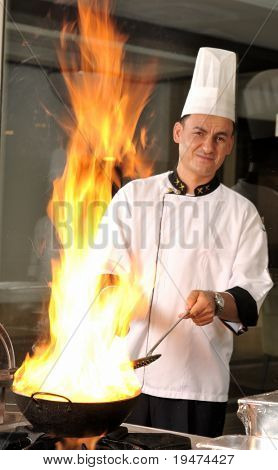 Profesionální kuchař připravuje jídlo na zpomalující pohyb stírat - řada restaurace obrazů.