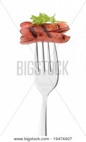 Grilovaná klobása na izolovaných na bílém pozadí - série snímků potravin na vidlice fork.