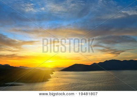 Vacker solnedgång över havet, Grekland