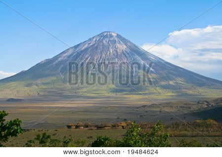 OL Doinyo Lengai vulcano e villaggio Maasai In Tanzania