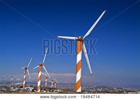 Windkraftanlagen in den Golanhöhen in Israel mit Schnee