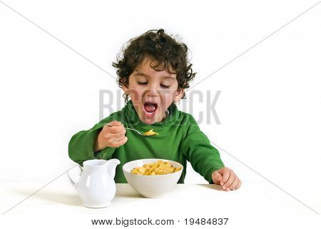 joven, comer cereales aislados en blanco