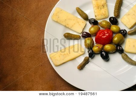 Deska gurmán sýr, olivy a okurky na stůl rustikální hnědá