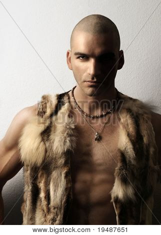 Kürk yelek de Kazılı Kafa ile erkek modeli moda portre stilize.