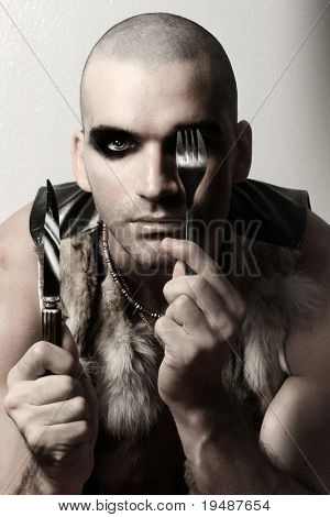 Erkek modeli tıraş baş ve göz makyaj knif tutan arıyor extreme stilize moda portre