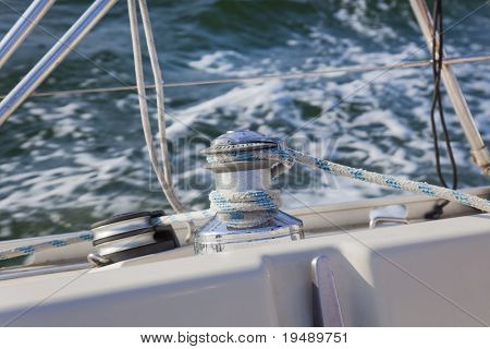 อย่างใกล้ชิดของเซลเป็นเรือกว้านและ bowline / นับพื้นหลัง