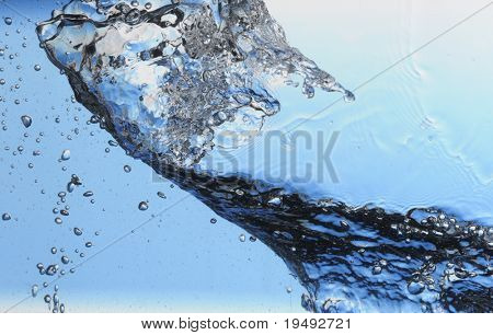 stříkající vodě