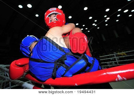 BANGKOK - 2. srpna: Ali Saher Abdulwahid (R) z Iráku bojuje Kang Wang z Číny na thajský box události 