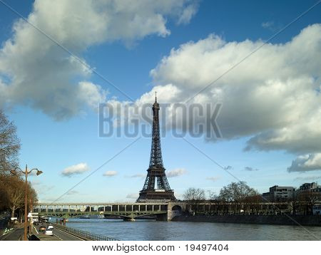 ดูสะพาน Bir Hakeim และหอไอเฟลในปารีส