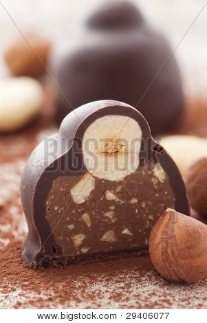วาง praline เฮเซลนัท ด้วยเฮเซลนัท