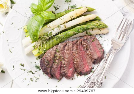 Asparagi con mezzo di manzo alla griglia