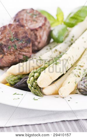 Asparagi con carne di manzo alla griglia