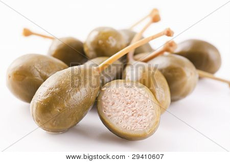 Kapernäpfel hautnah auf weißem Hintergrund
