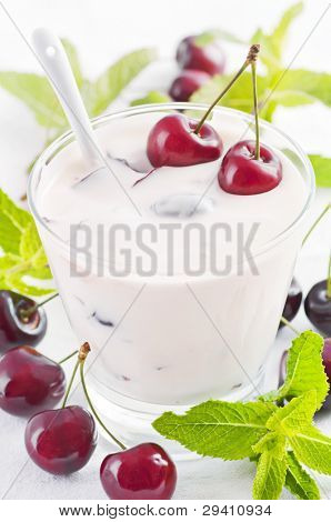 Friske søde kirsebær yoghurt i glas