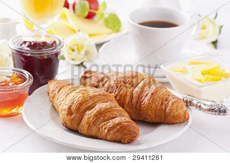Aamiainen croissantilla ja kahvilla