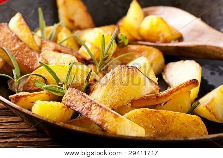 Жареный картофель с травами