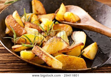 Жареный картофель с травами
