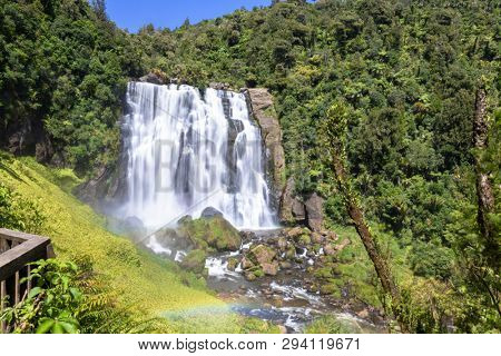 An image of the Marokopa Falls New Zealand