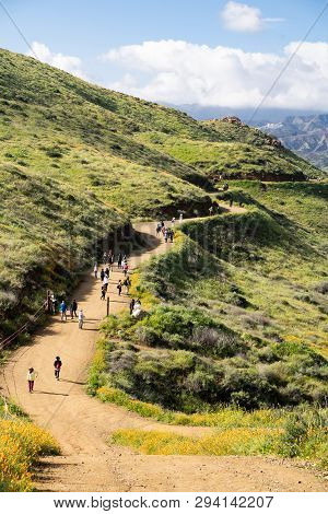Lake Elsinore, California - March 22, 2019: Tourists And Hikers Walk Along The Trail Of Walker Canyo