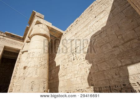 Egipcios jeroglíficos esculpidos en una pared del templo