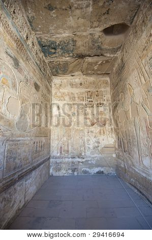 Egipcios jeroglíficos esculpidos en una pared del templo