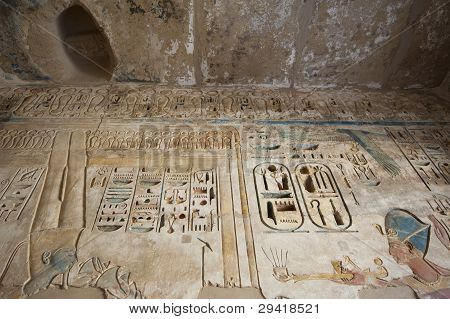 Egipcios jeroglíficos esculpidos en una pared del templo