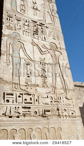 Egipcios jeroglíficos esculpidos en una pared del templo