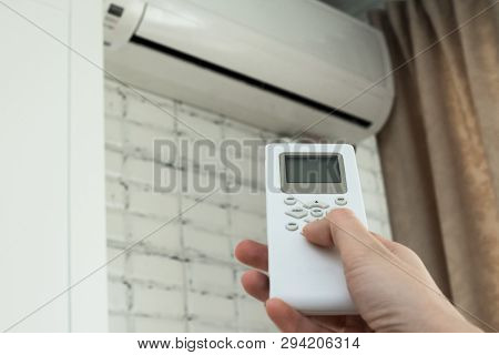 Air Conditioning, Temperature Control With Remote Control, Cooling